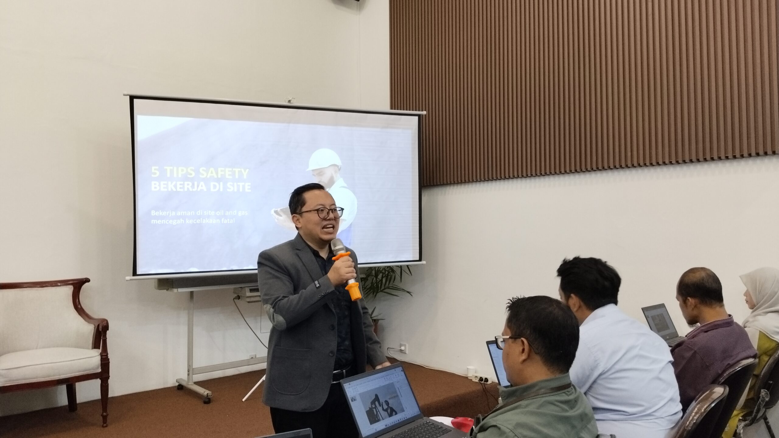 filter: 0; fileterIntensity: 0.0; filterMask: 0; brp_mask:0;
brp_del_th:null;
brp_del_sen:null;
delta:null;
module: photo;hw-remosaic: false;touch: (0.43101853, 0.3765625);sceneMode: 0;cct_value: 0;AI_Scene: (-1, -1);aec_lux: 0.0;aec_lux_index: 0;albedo:  ;confidence:  ;motionLevel: -1;weatherinfo: null;temperature: 42;