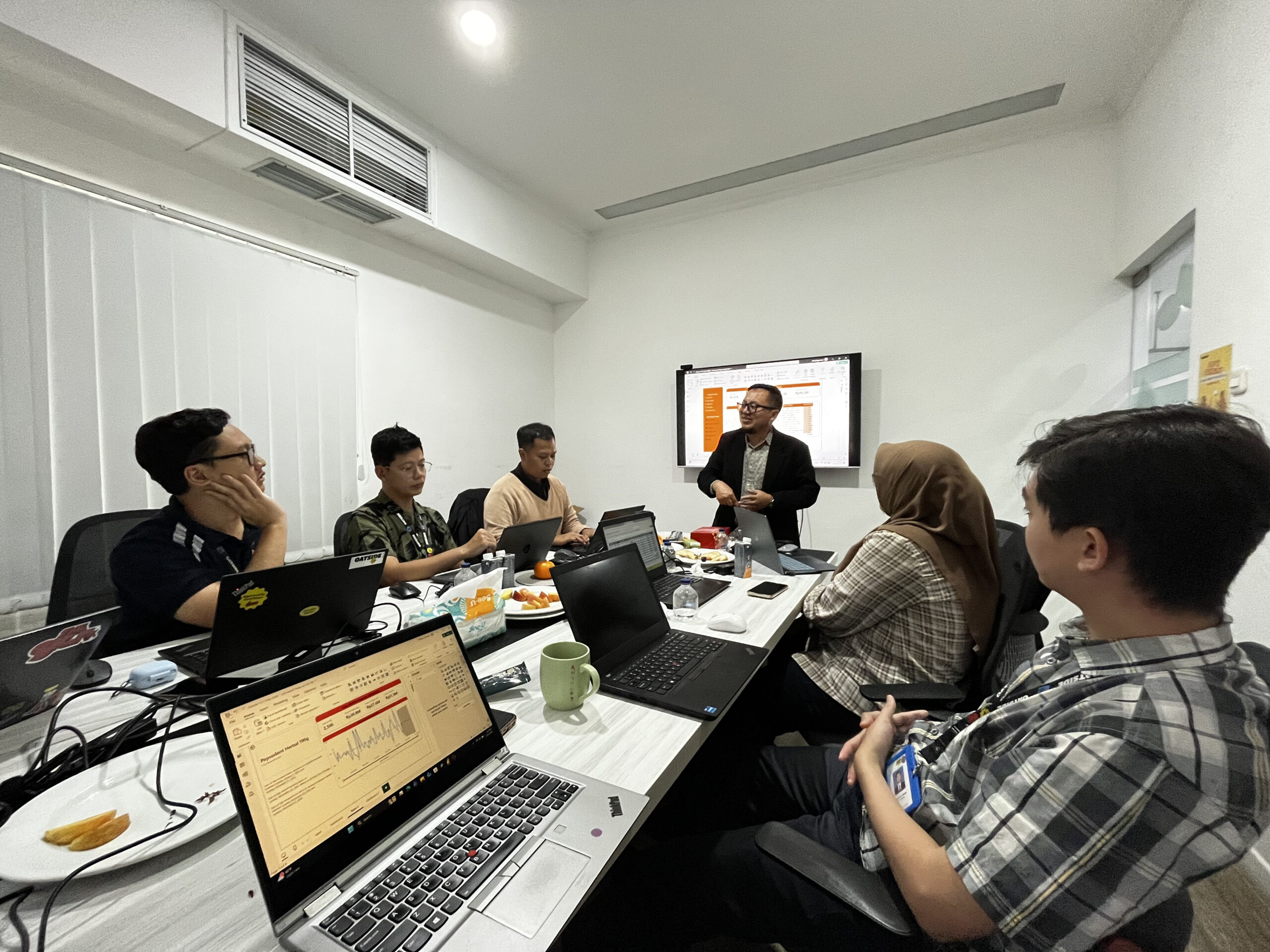 Pelatihan Power BI for Professional PT Float Oat Indonesia Plant Bandung pada 12–13 Februari 2026 bersama trainer Egis Tubagus P., S.TP., M.M.