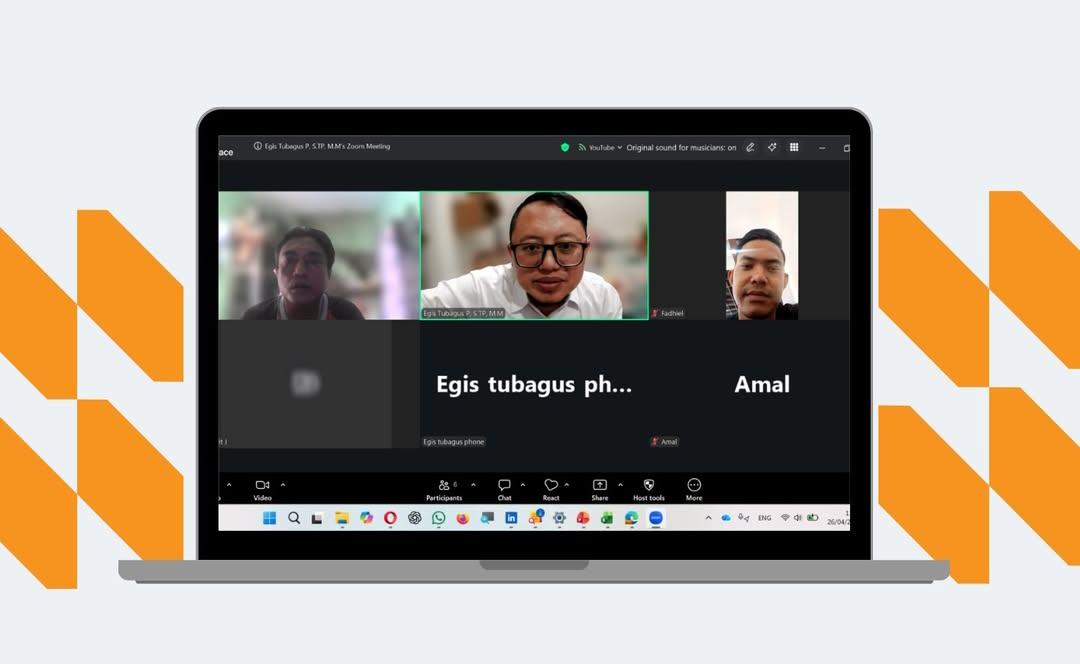 Peserta mengikuti Webinar Google Data Studio Looker Studio for Professional secara online melalui Zoom Meeting.